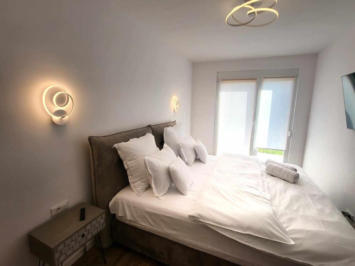 Sika Sunny Garden Apartment Arad Esterno foto