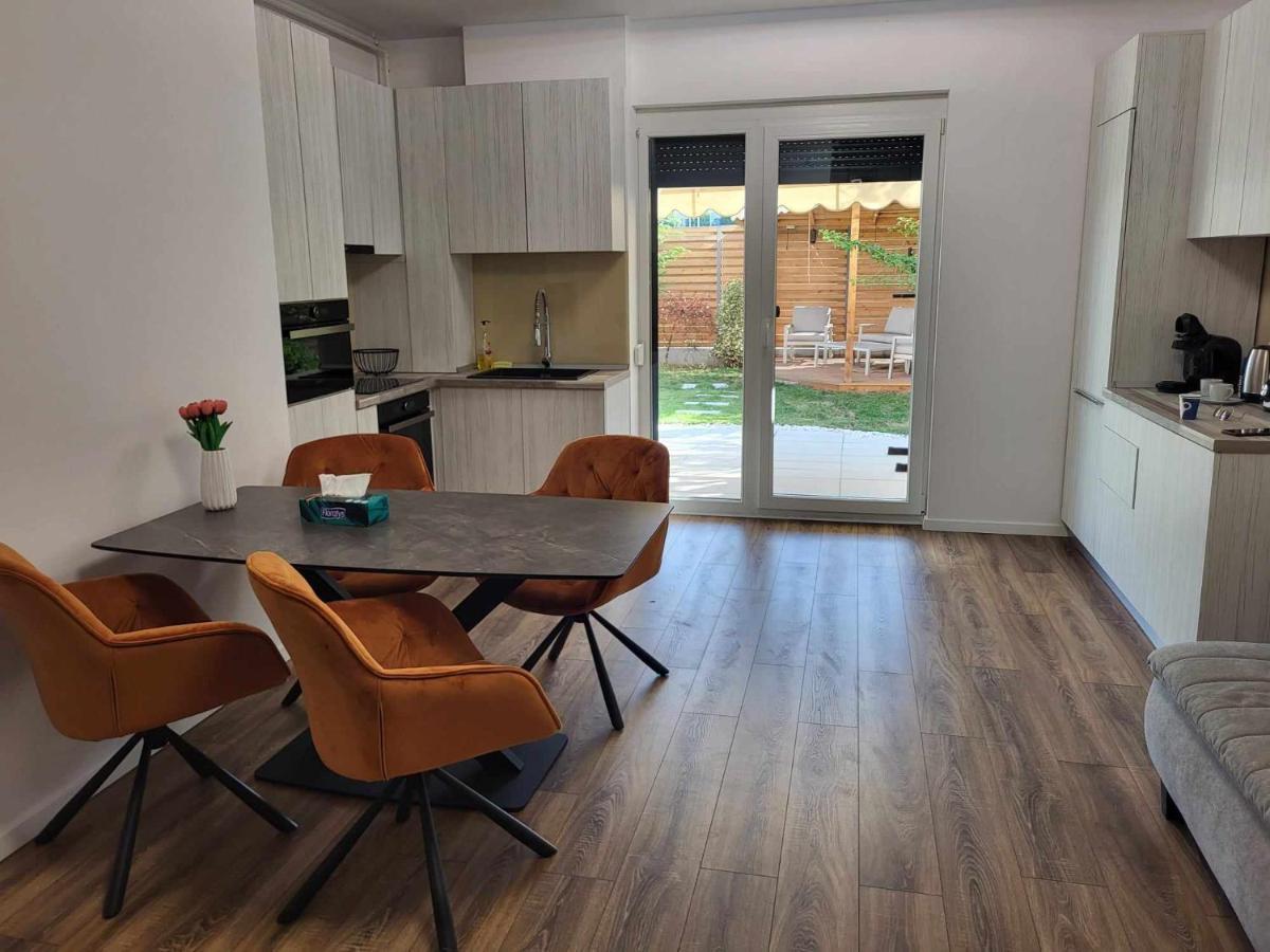 Sika Sunny Garden Apartment Arad Esterno foto