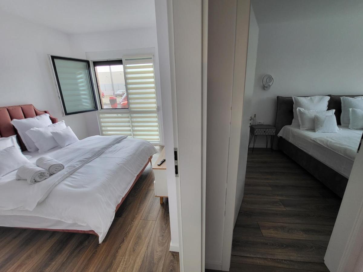 Sika Sunny Garden Apartment Arad Esterno foto