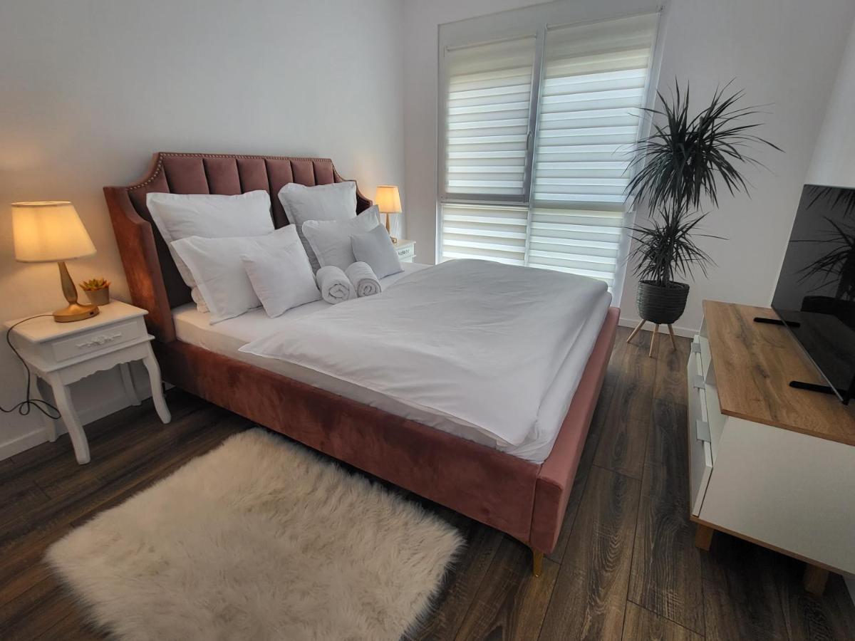 Sika Sunny Garden Apartment Arad Esterno foto
